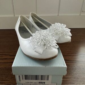 Girls size 4 white beaded ballet flats dress shoes